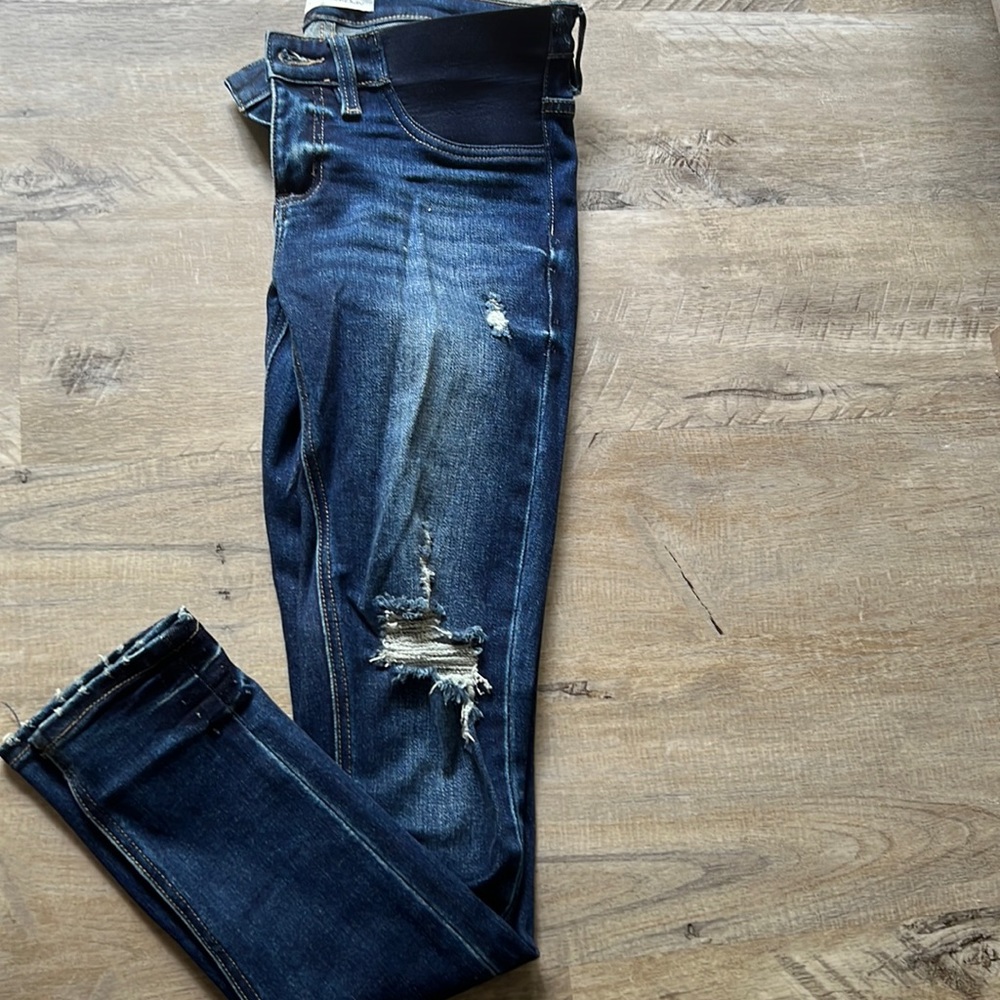 Kancan Maternity Skinny jeans with destruction.